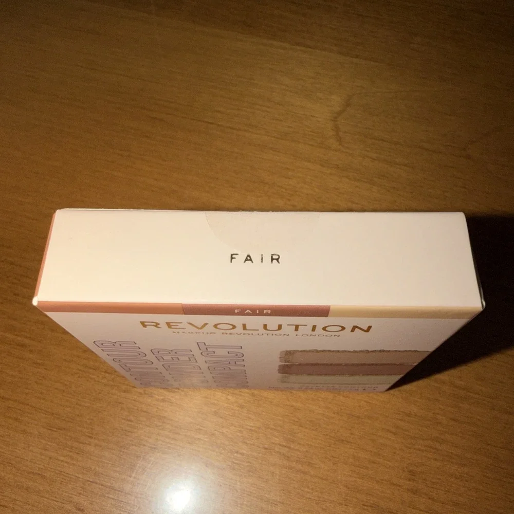 NEW‎ Revolution Contour Powder Compact Fair Highlight, Shade and Contour.